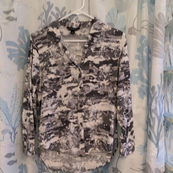 2 for $20 Rock & Republic Snow Camouflage Rayon L/S Shirt Blouse Size S - Picture 1 of 9